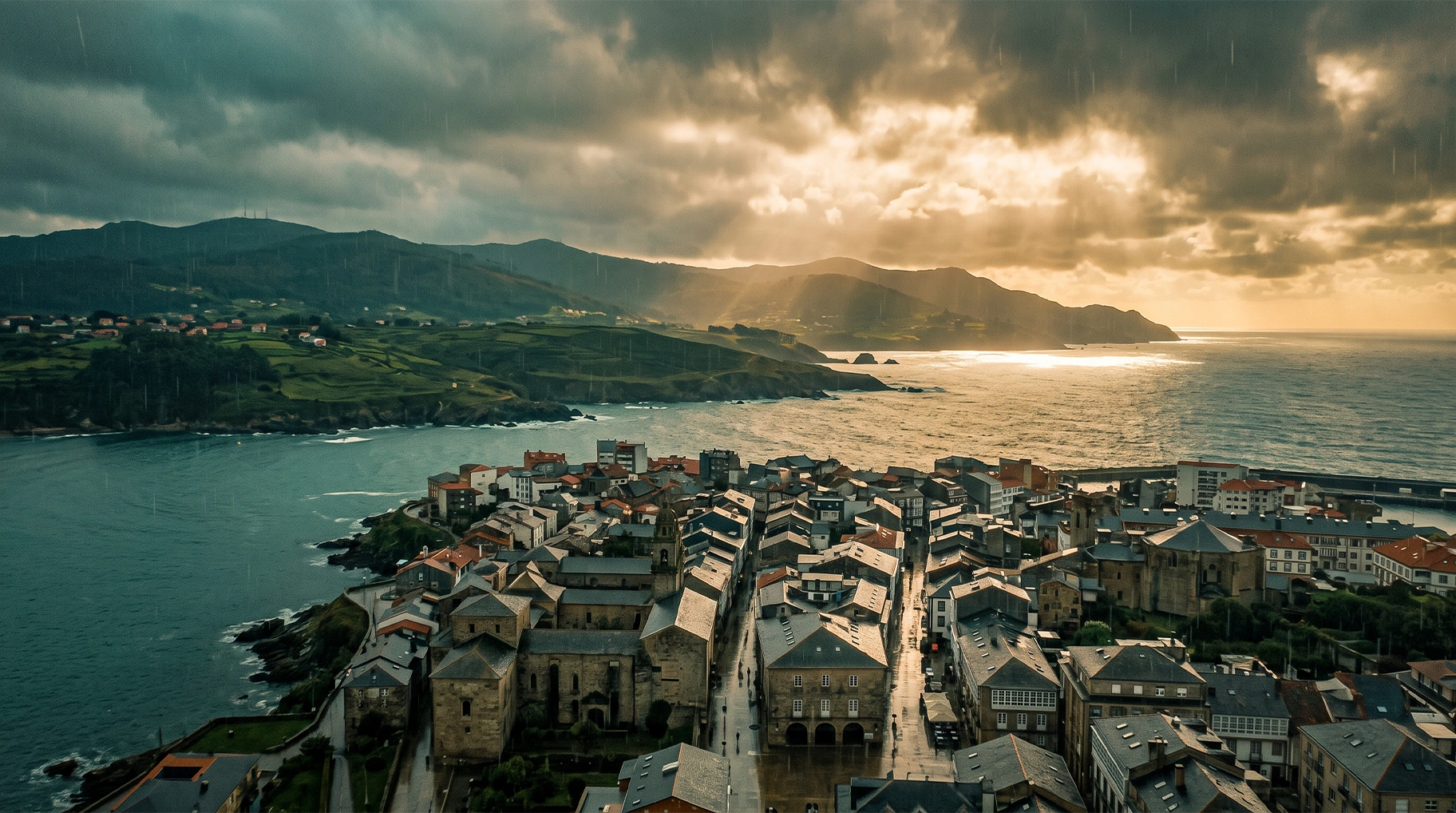 Vista de una ciudad gallega atlántica bajo la lluvia, evocando el carácter de las siete ciudades de Galicia